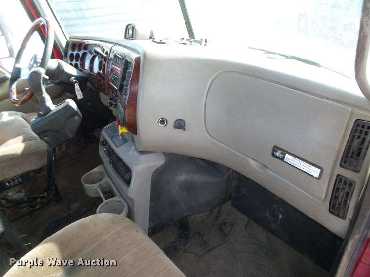 image for item DA0613 2005 Mack CXN 613 Vision semi truck