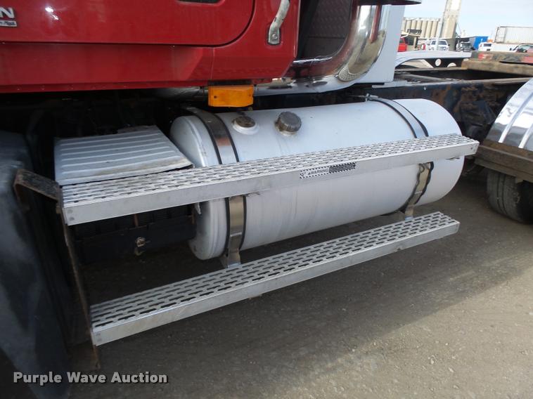 image for item DA0613 2005 Mack CXN 613 Vision semi truck