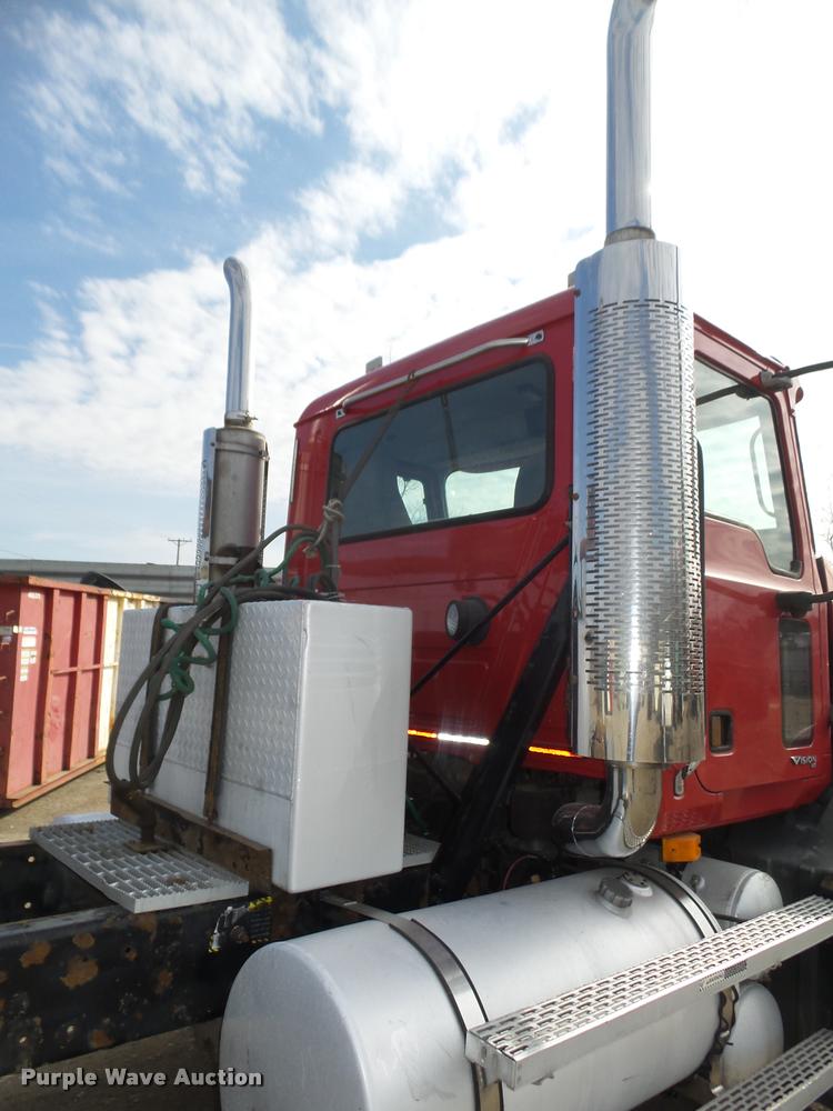 image for item DA0613 2005 Mack CXN 613 Vision semi truck