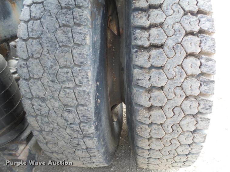 image for item DA0613 2005 Mack CXN 613 Vision semi truck