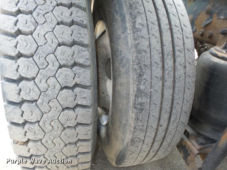 image for item DA0613 2005 Mack CXN 613 Vision semi truck