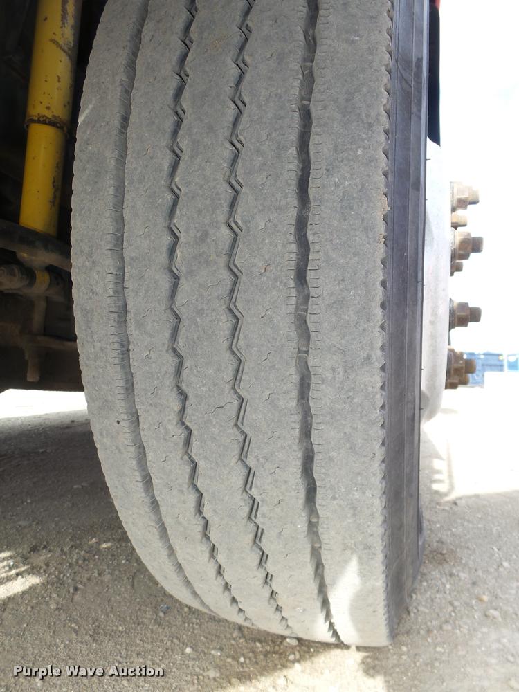 image for item DA0613 2005 Mack CXN 613 Vision semi truck