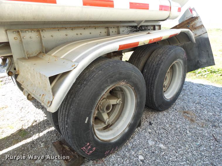 image for item DA2617 1974 Trailmobile F14S4CC1H tank trailer