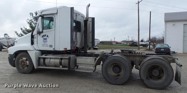 image for item DA3423 1998 Freightliner Century Class semi truck