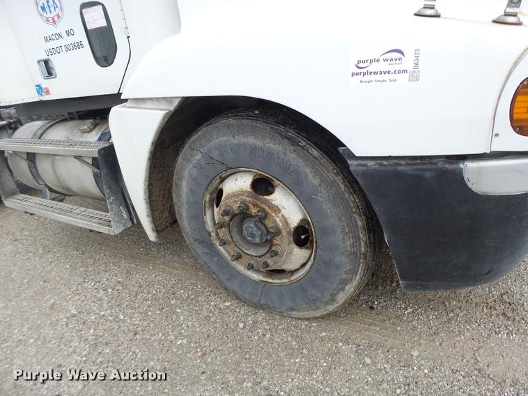 image for item DA3423 1998 Freightliner Century Class semi truck