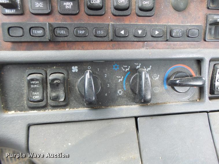 image for item DA3423 1998 Freightliner Century Class semi truck