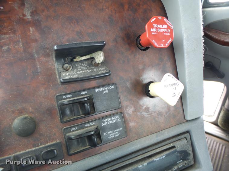 image for item DA3423 1998 Freightliner Century Class semi truck