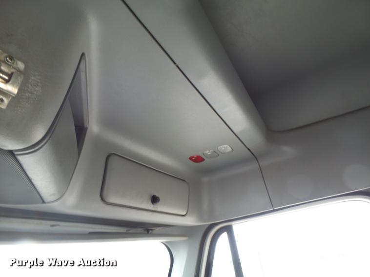 image for item DA3423 1998 Freightliner Century Class semi truck