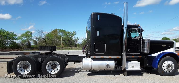 image for item DA6014 1996 Peterbilt 379 semi truck