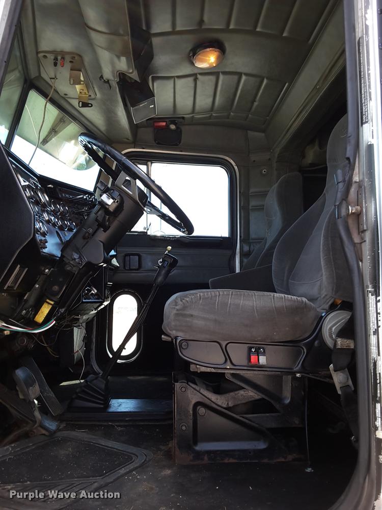 image for item DA6014 1996 Peterbilt 379 semi truck