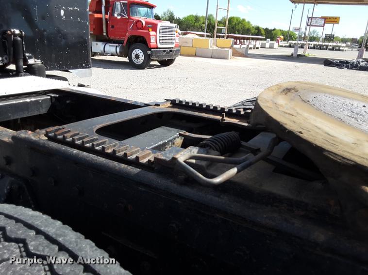 image for item DA6014 1996 Peterbilt 379 semi truck