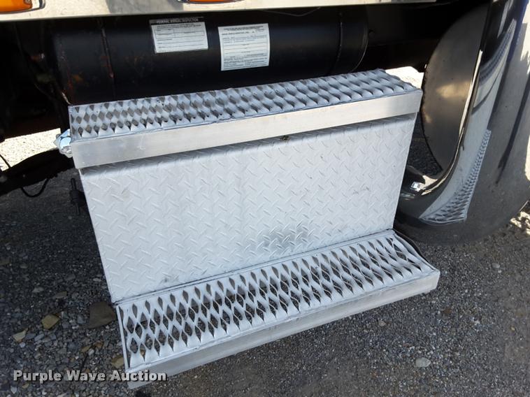 image for item DA6014 1996 Peterbilt 379 semi truck