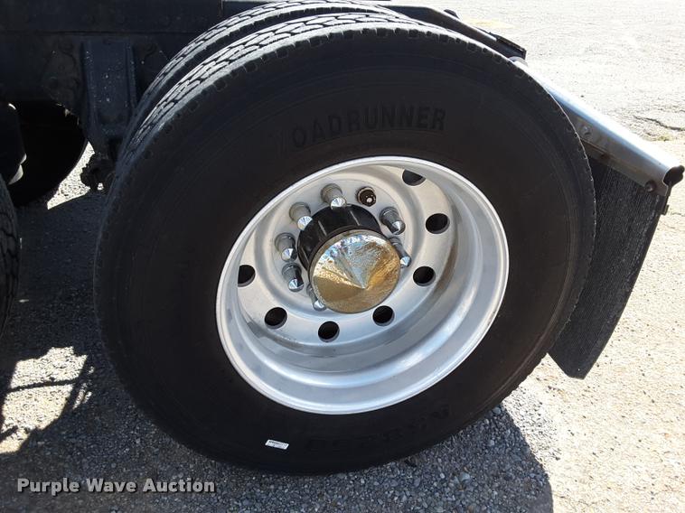 image for item DA6014 1996 Peterbilt 379 semi truck