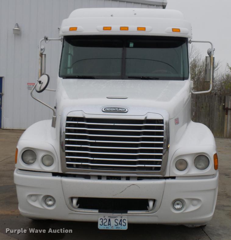 image for item J1526 2007 Freightliner ST120 semi truck