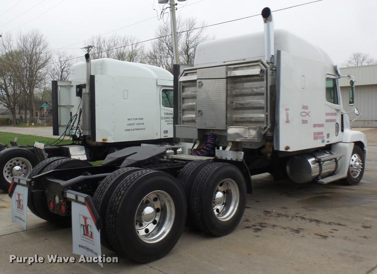 image for item J1526 2007 Freightliner ST120 semi truck