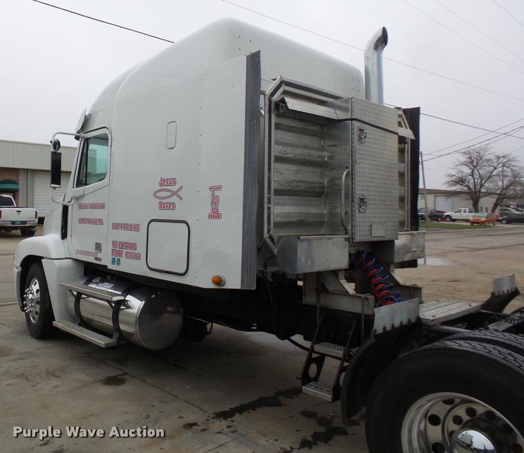 image for item J1526 2007 Freightliner ST120 semi truck