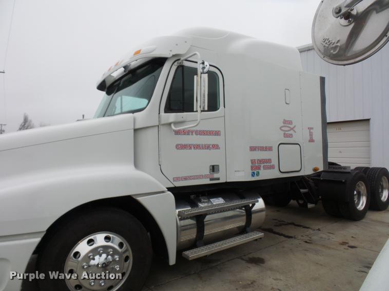 image for item J1526 2007 Freightliner ST120 semi truck