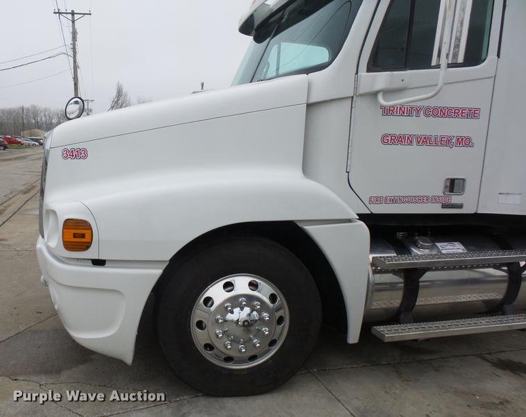 image for item J1526 2007 Freightliner ST120 semi truck