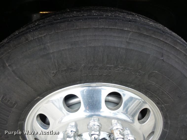 image for item J1526 2007 Freightliner ST120 semi truck