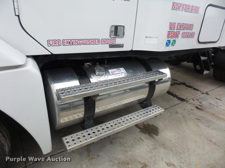 image for item J1526 2007 Freightliner ST120 semi truck