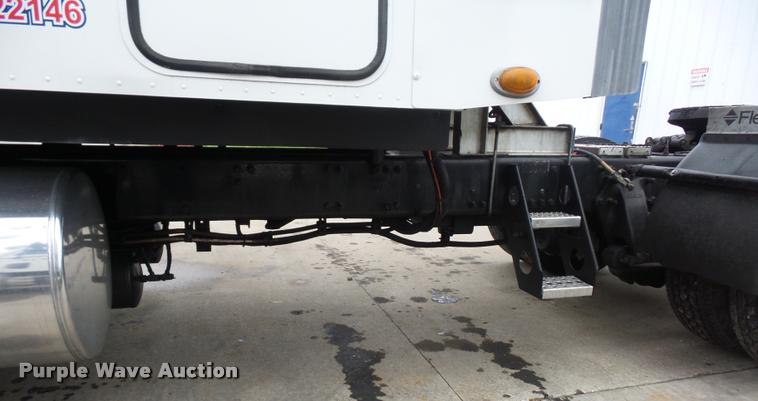 image for item J1526 2007 Freightliner ST120 semi truck