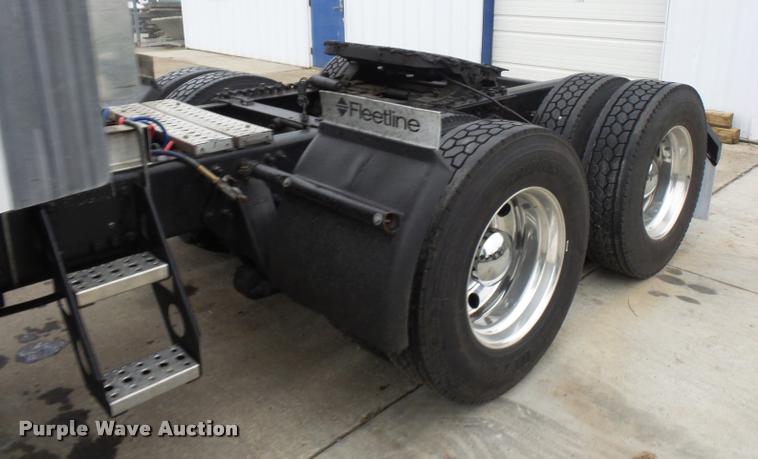 image for item J1526 2007 Freightliner ST120 semi truck