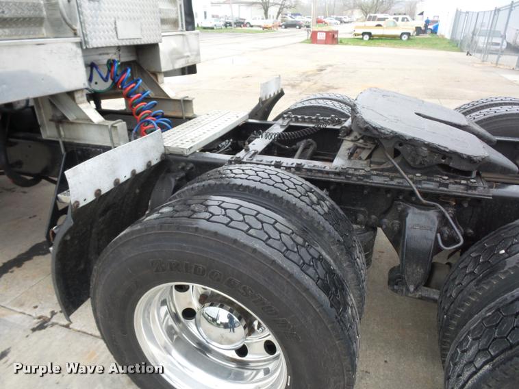 image for item J1526 2007 Freightliner ST120 semi truck