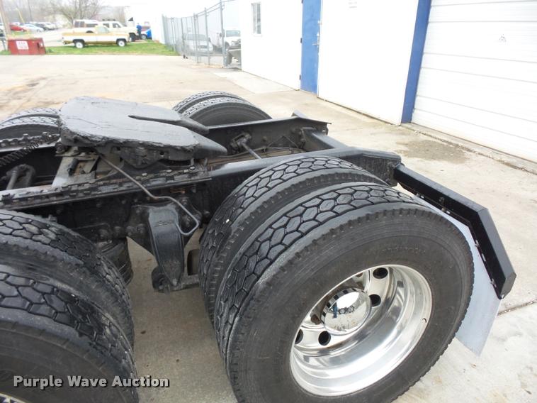 image for item J1526 2007 Freightliner ST120 semi truck