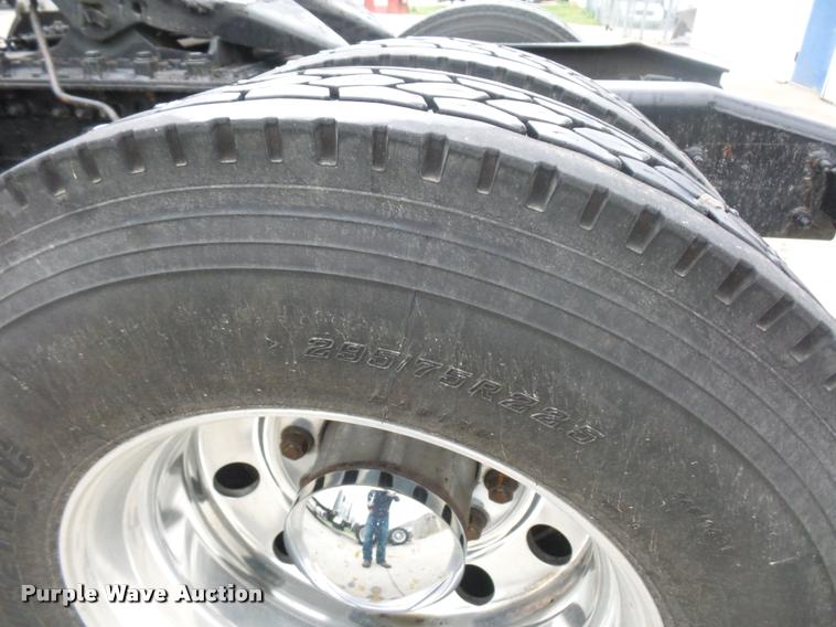 image for item J1526 2007 Freightliner ST120 semi truck