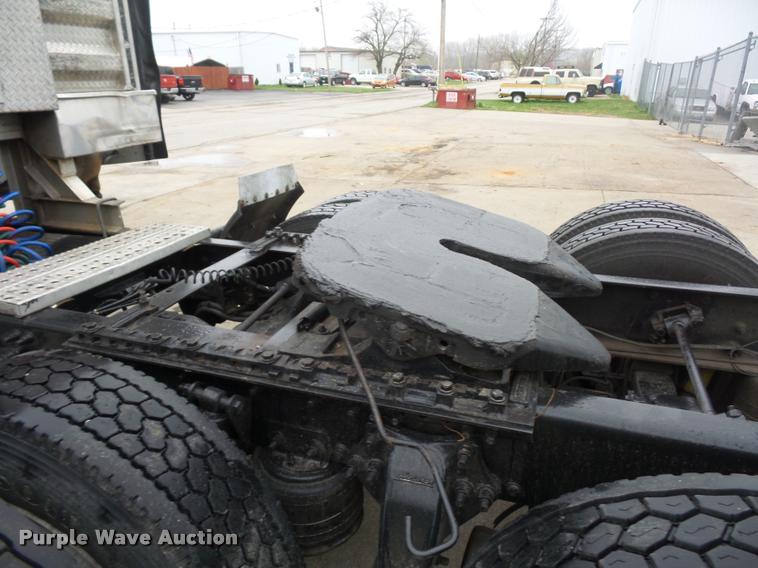 image for item J1526 2007 Freightliner ST120 semi truck