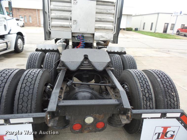 image for item J1526 2007 Freightliner ST120 semi truck