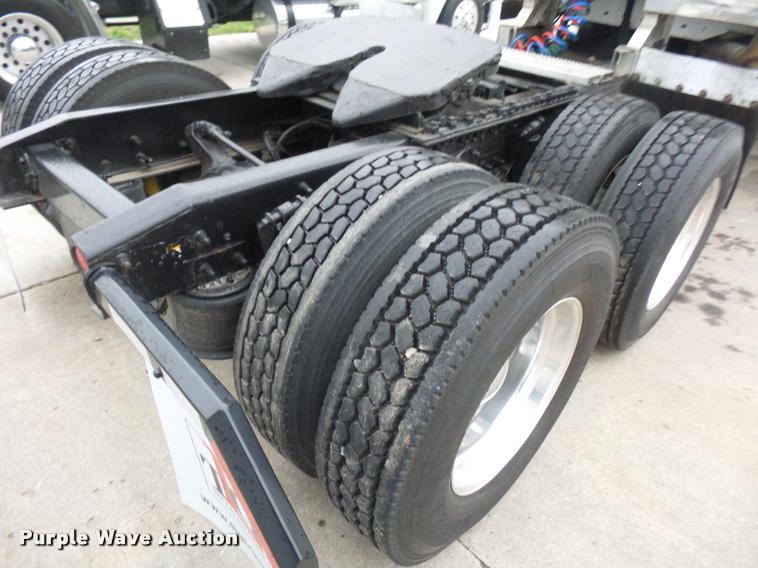 image for item J1526 2007 Freightliner ST120 semi truck