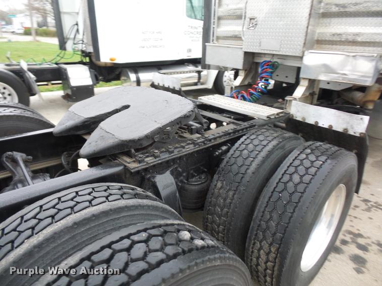 image for item J1526 2007 Freightliner ST120 semi truck