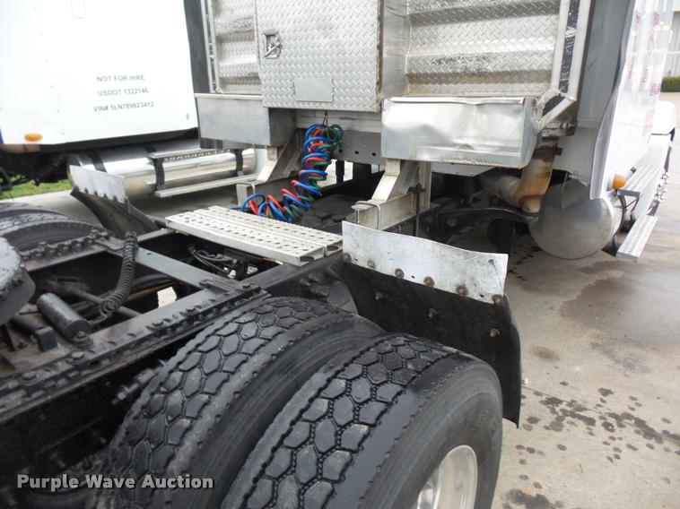 image for item J1526 2007 Freightliner ST120 semi truck