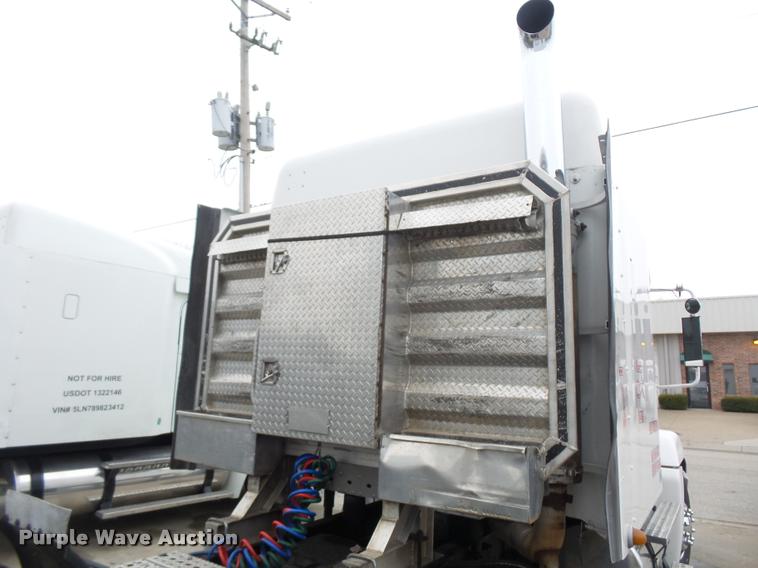 image for item J1526 2007 Freightliner ST120 semi truck