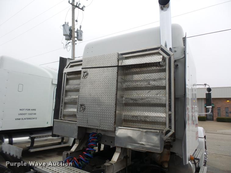 image for item J1526 2007 Freightliner ST120 semi truck