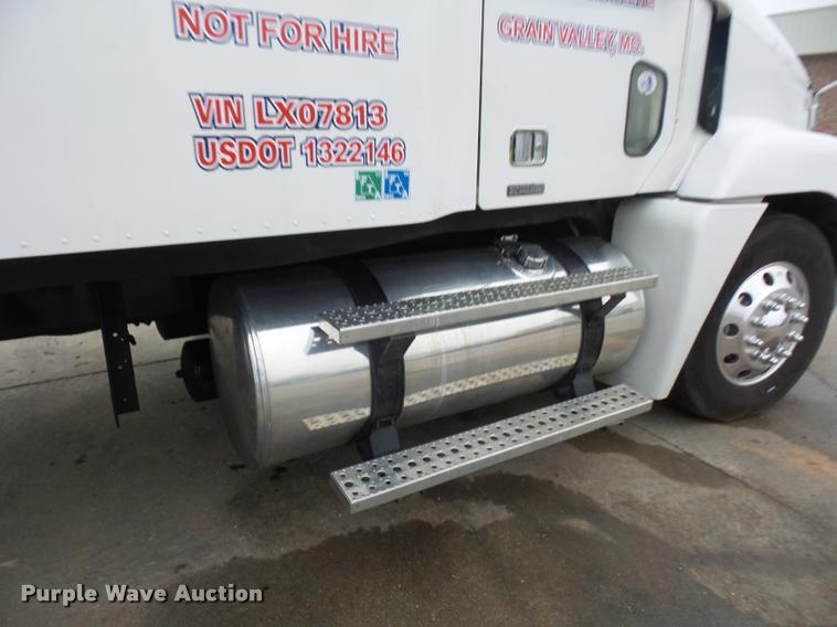 image for item J1526 2007 Freightliner ST120 semi truck