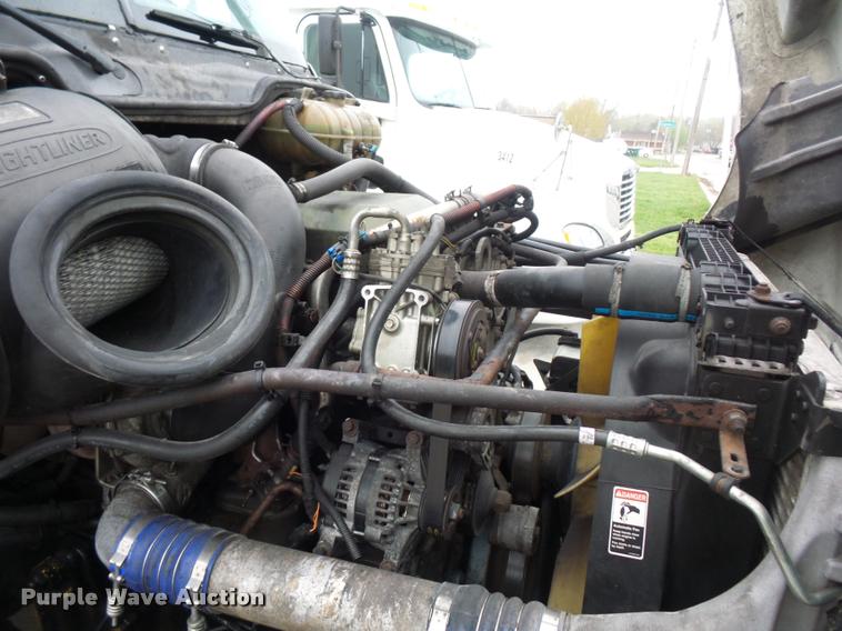 image for item J1526 2007 Freightliner ST120 semi truck