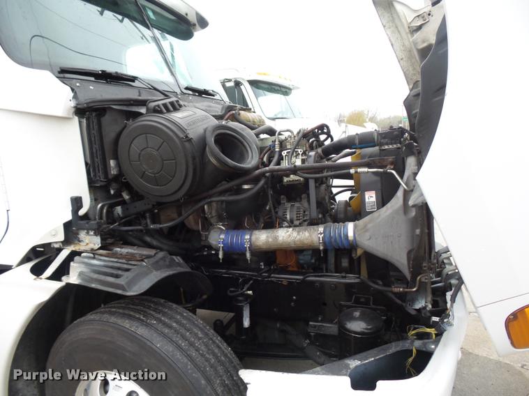 image for item J1526 2007 Freightliner ST120 semi truck