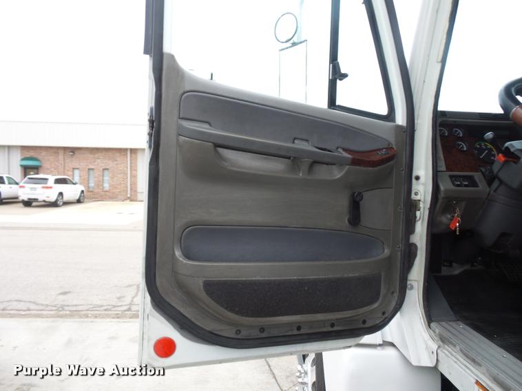 image for item J1526 2007 Freightliner ST120 semi truck