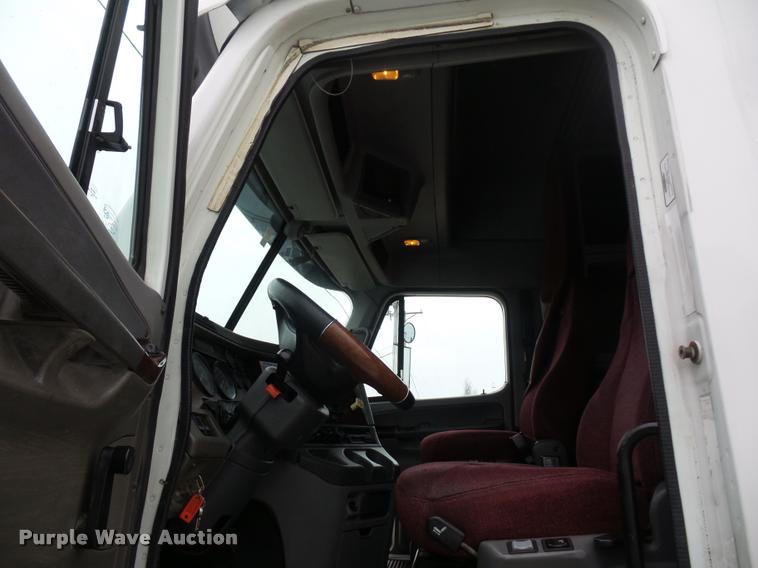 image for item J1526 2007 Freightliner ST120 semi truck