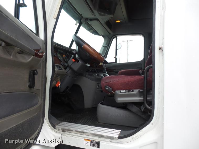 image for item J1526 2007 Freightliner ST120 semi truck