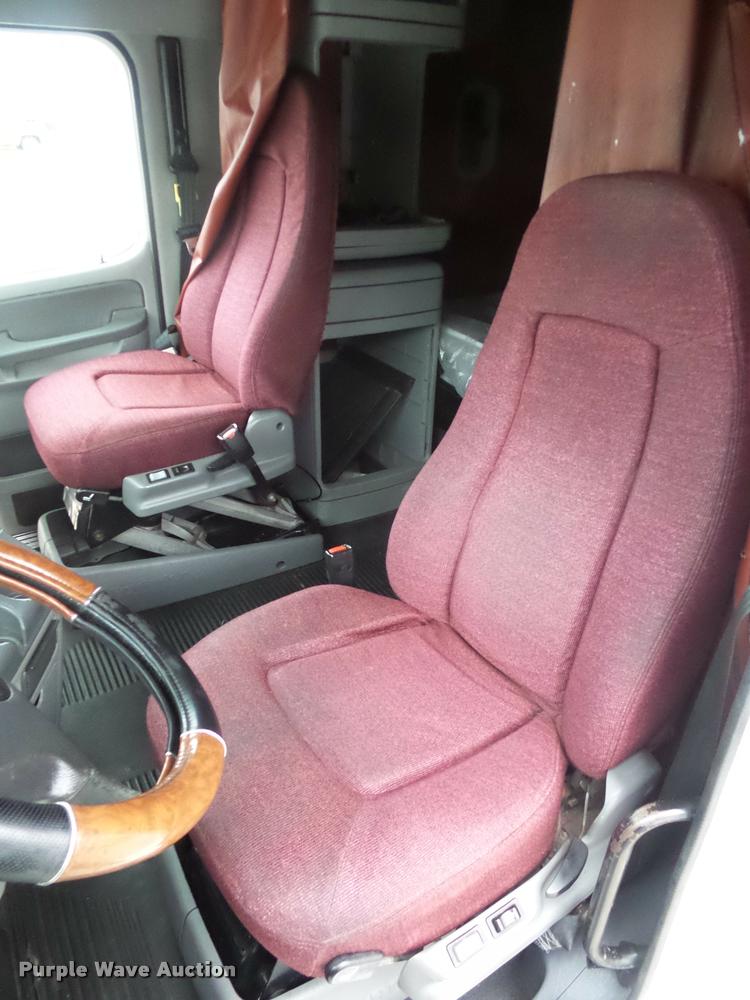 image for item J1526 2007 Freightliner ST120 semi truck