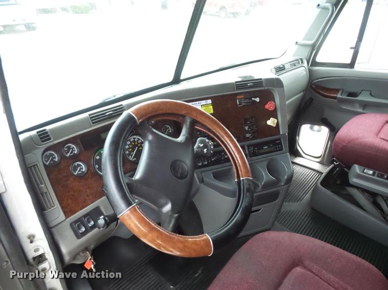 image for item J1526 2007 Freightliner ST120 semi truck