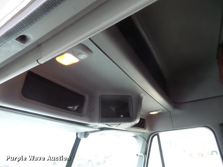 image for item J1526 2007 Freightliner ST120 semi truck