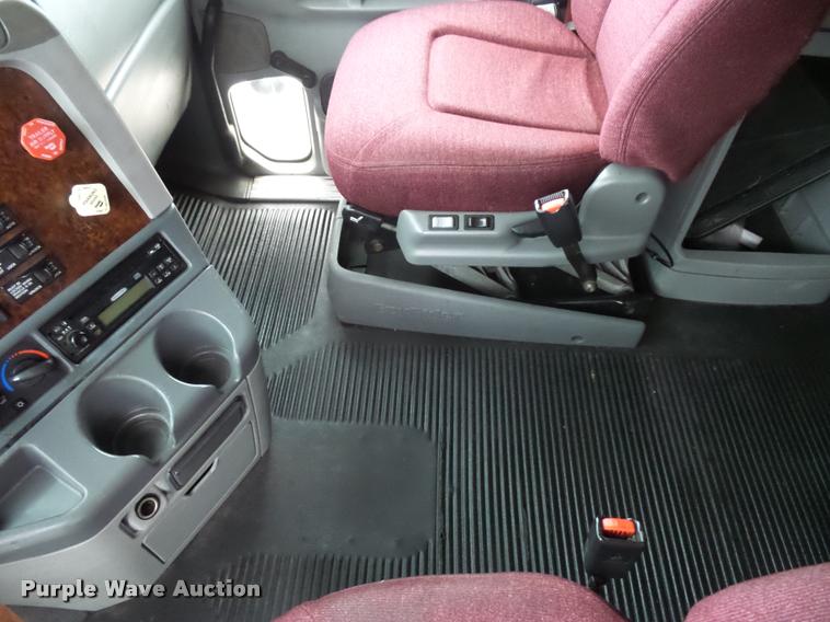 image for item J1526 2007 Freightliner ST120 semi truck