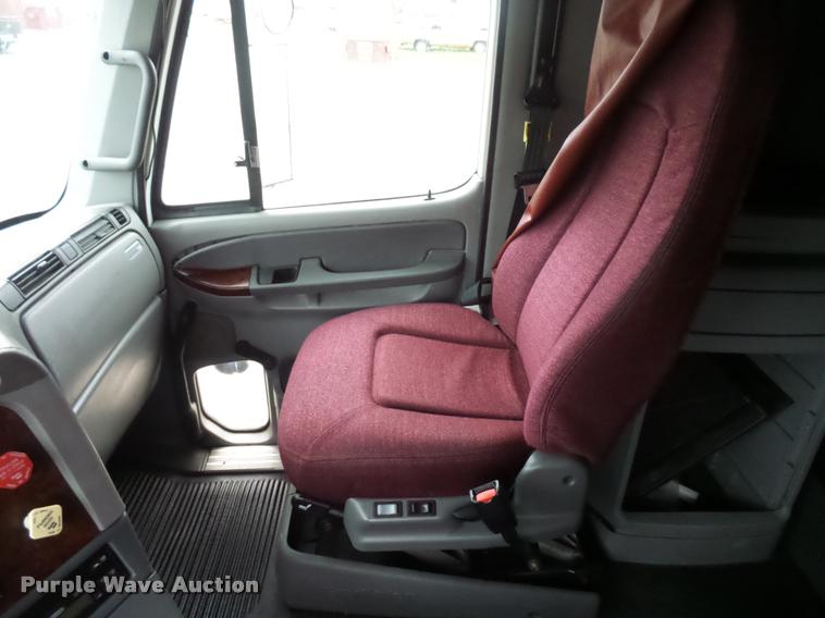 image for item J1526 2007 Freightliner ST120 semi truck