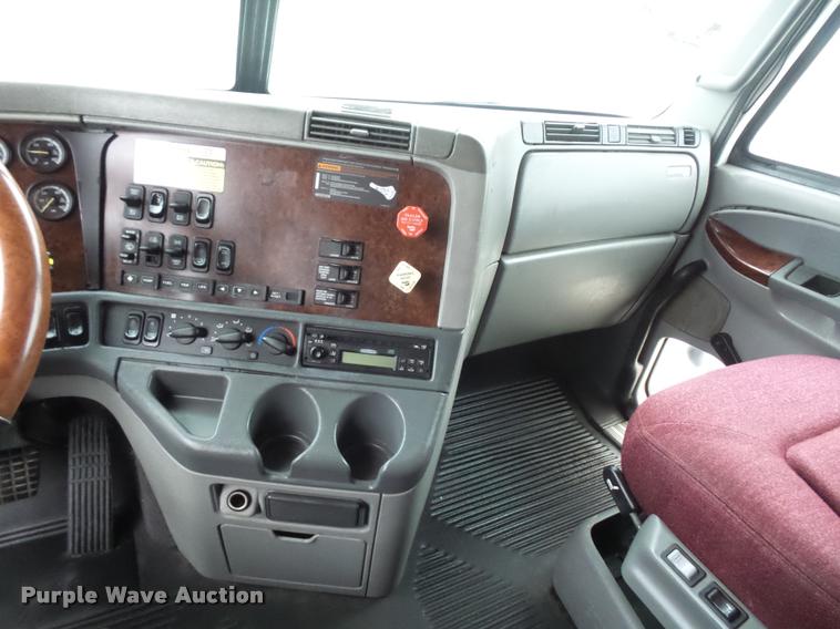 image for item J1526 2007 Freightliner ST120 semi truck