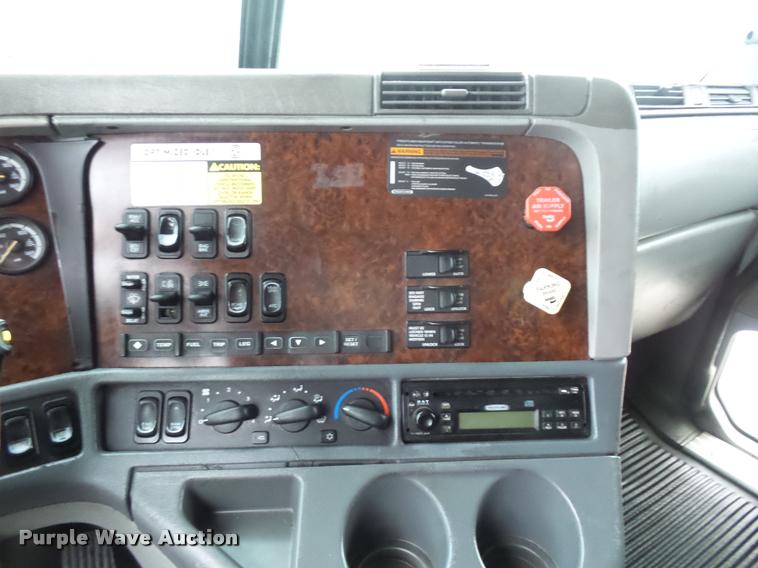 image for item J1526 2007 Freightliner ST120 semi truck