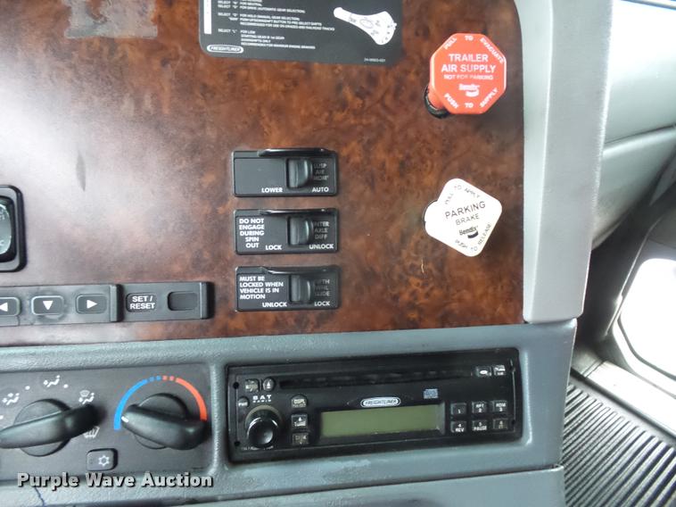 image for item J1526 2007 Freightliner ST120 semi truck